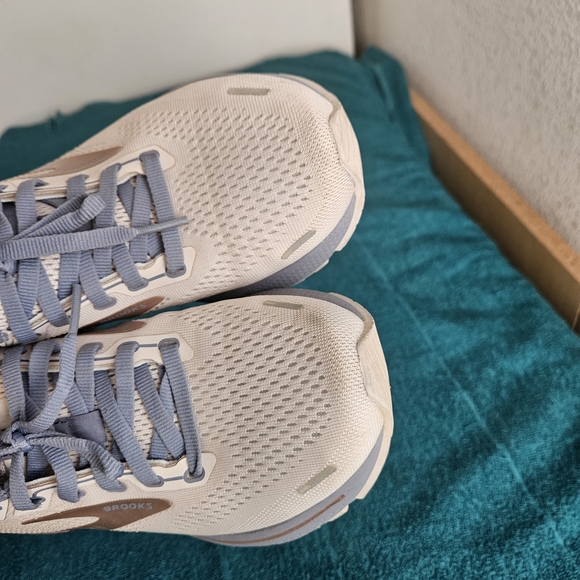 Brooks Women's Adrenaline GTS size 6 - Picture 3 of 8